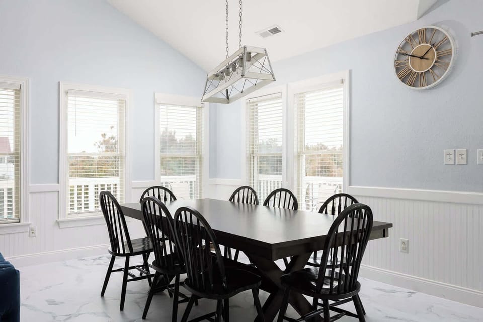 Dining Table (Seating for 8 People) w/ Views