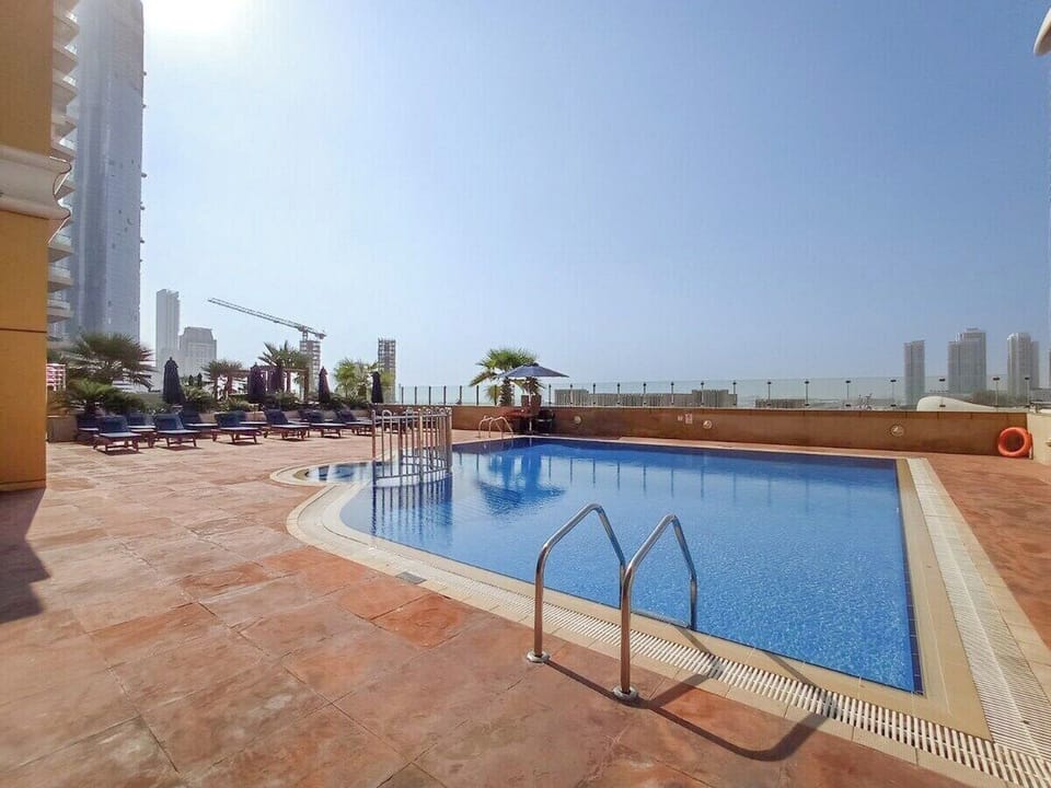 Free pool for guest use