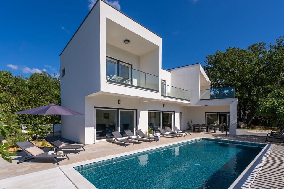 New!Villa Giro with heated pool and 5 bedrooms