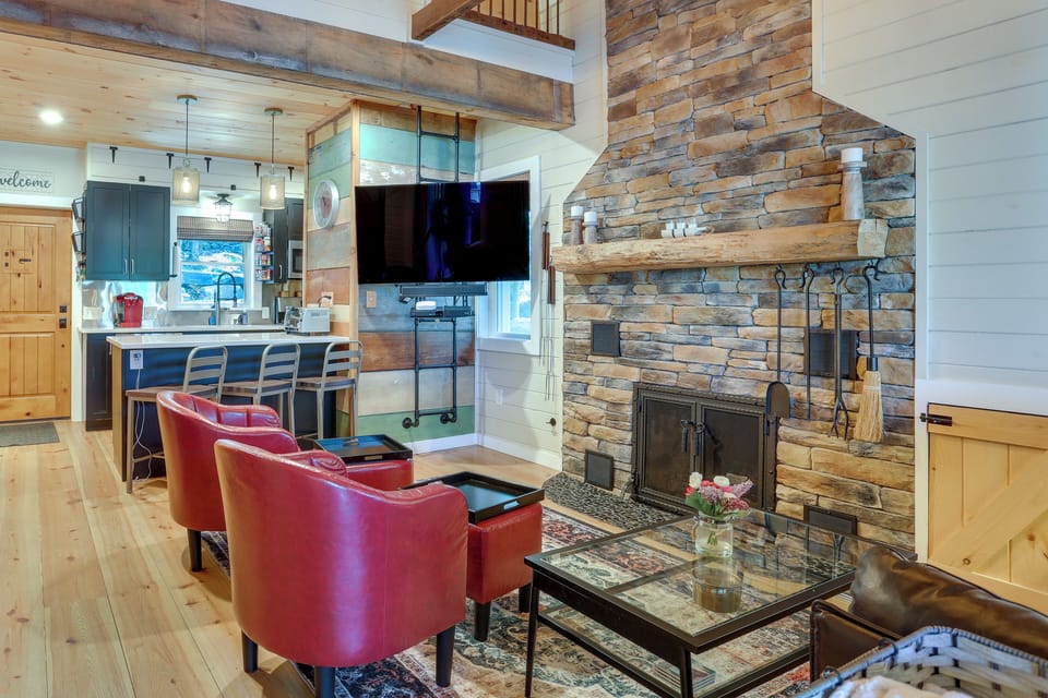 Living Room | 1st Floor | Smart TV | Central A/C | Electric Heating | Free WiFi