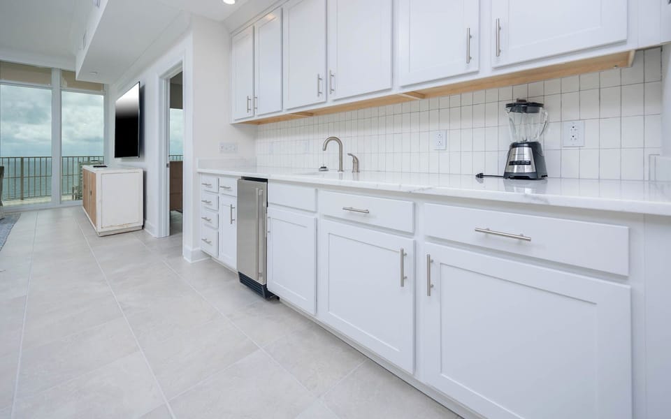 Grab a chilled drink from the fridge, blend a smoothie, or create your favorite cocktail at the wet bar