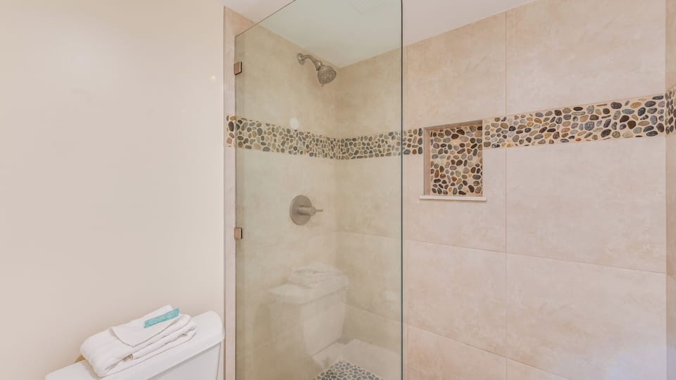 Castle at Maui Banyan T202A - Shower