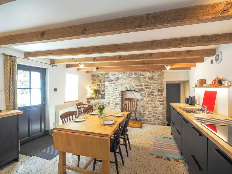 kitchen with matching cupboard units and appliances
