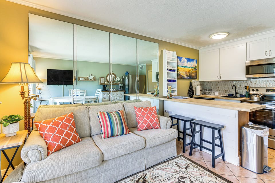 Living Room | Single-Story Condo on 1st Floor | Central A/C & Heating