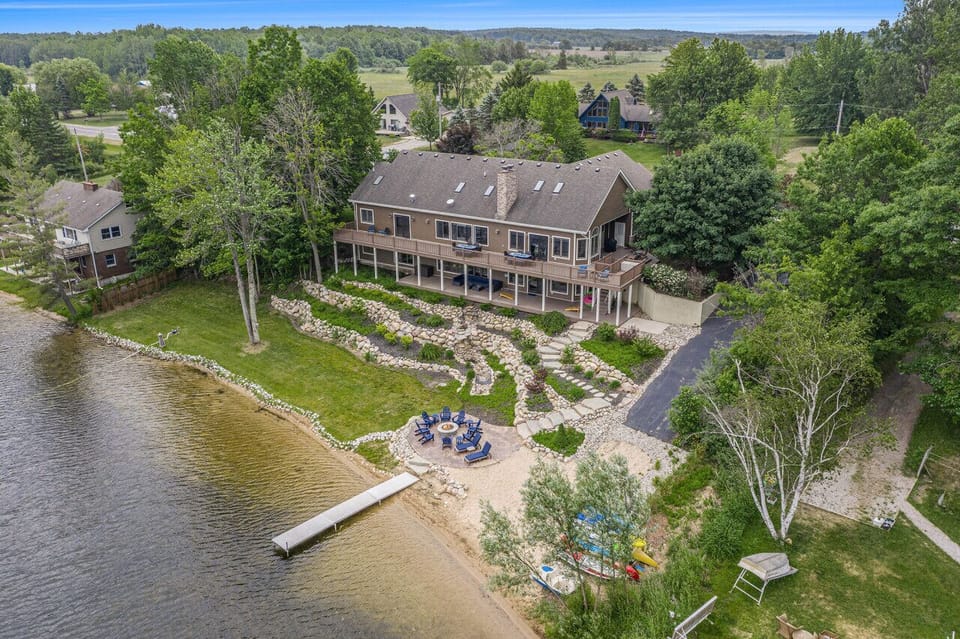 Lakeview Oasis - Stunning Lake House - 200` of Lakefront with Kayaks & Game Room