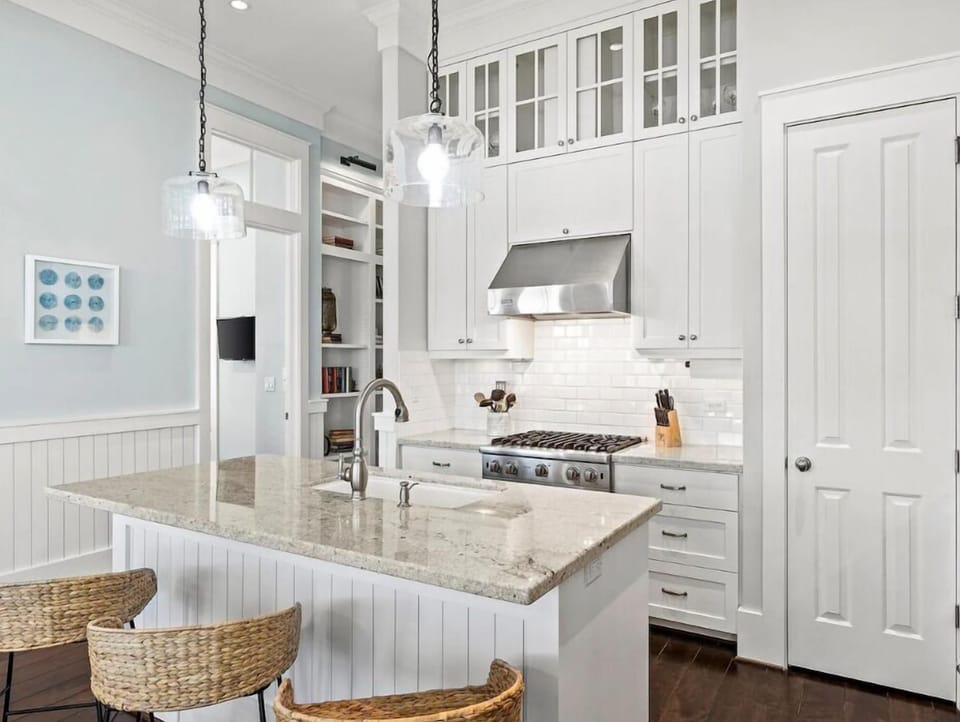 Full Kitchen w/ 3 Barstool Seats!