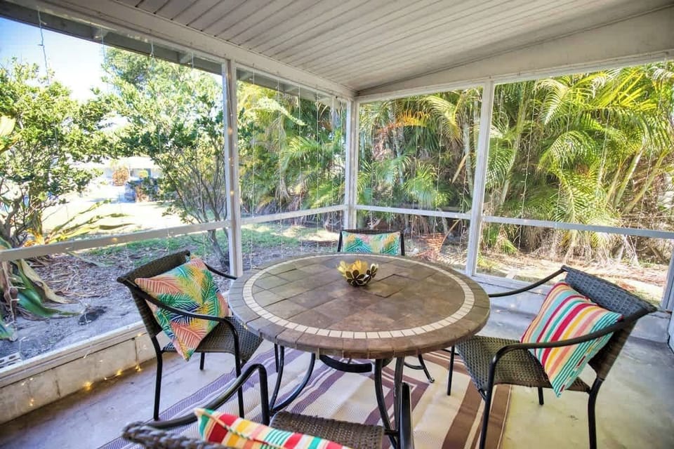Tropical oasis! Dine al fresco on our screened porch.