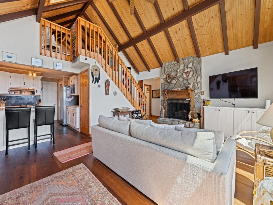 Charming cabin with cozy vibes, high ceilings, and unique decor for a warm stay.