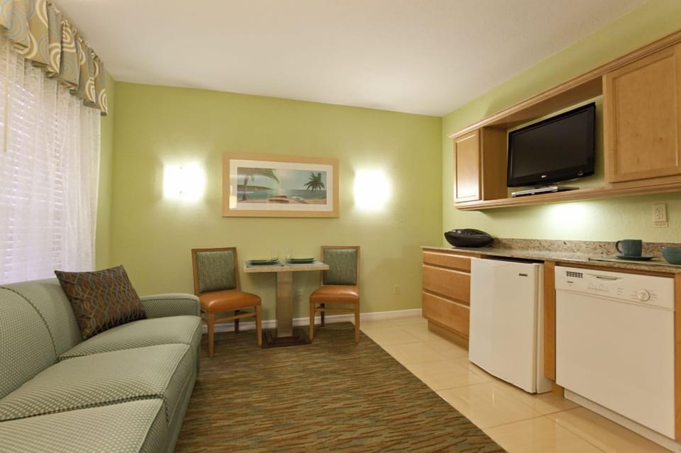 Living room + wide dining area, a perfect place for family getaways!