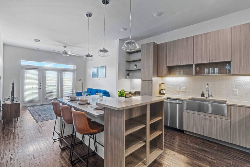 The kitchen’s open layout allows you to move freely as you prepare meals, with everything you need at your fingertips.