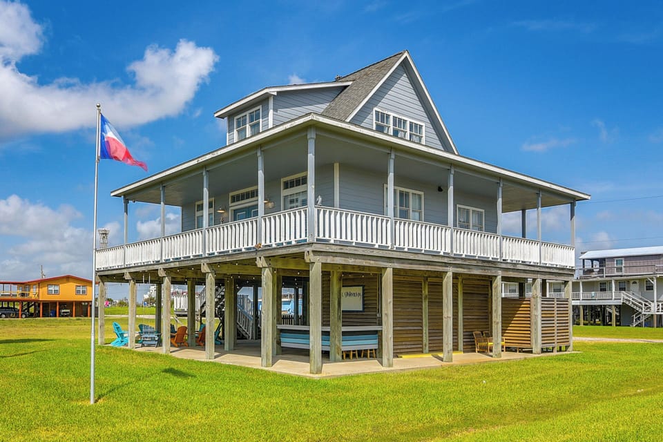 2-Story House | Self Check-In | 0.5 Mi to Surfside Beach Access