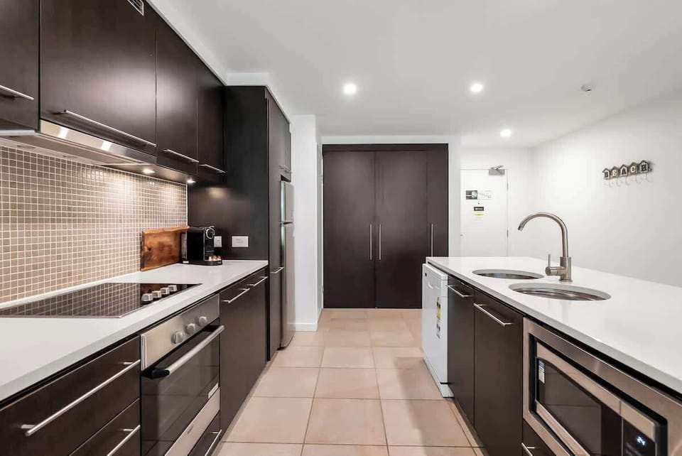 Cook with ease using the electric cooktop, oven, microwave and dishwasher, all integrated into the fully-equipped kitchen.