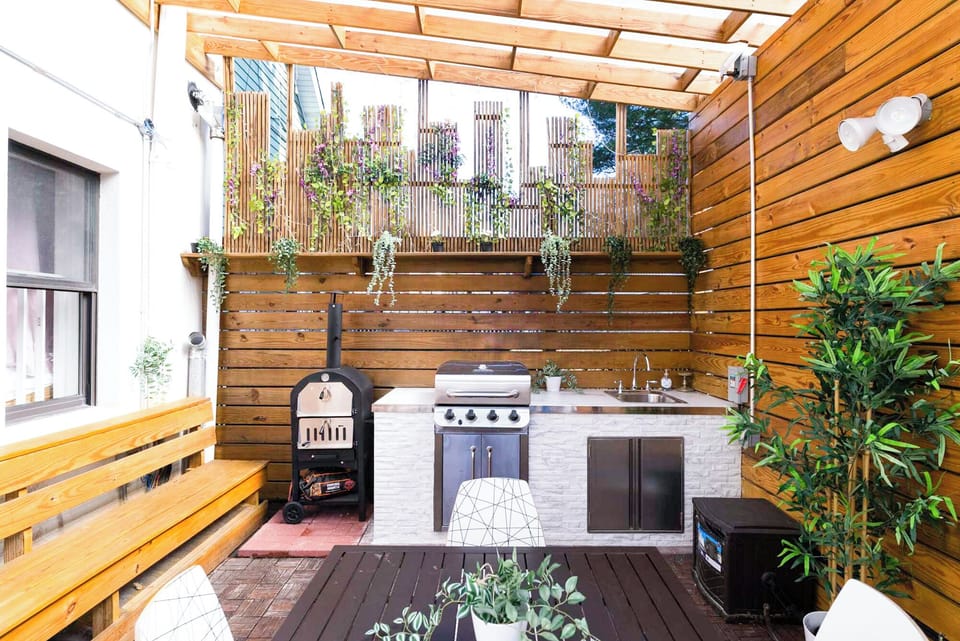 Access to Beautiful Backyard Patio w/Outdoor Kitchen, BBQ Grill and Pizza Oven
