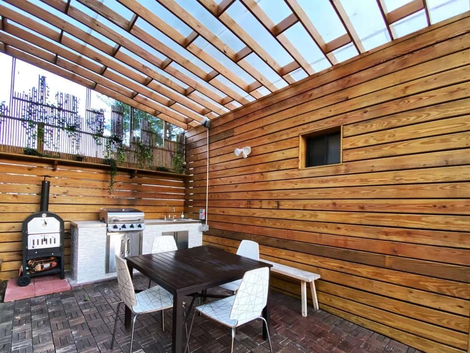 Access to Beautiful Backyard Patio w/Outdoor Kitchen, BBQ Grill and Pizza Oven