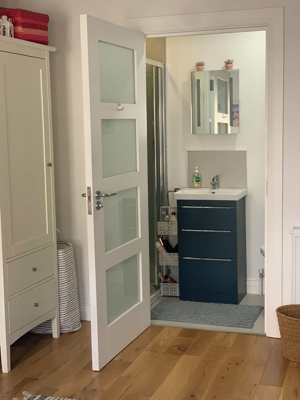 Bedroom 1 ensuite bathroom