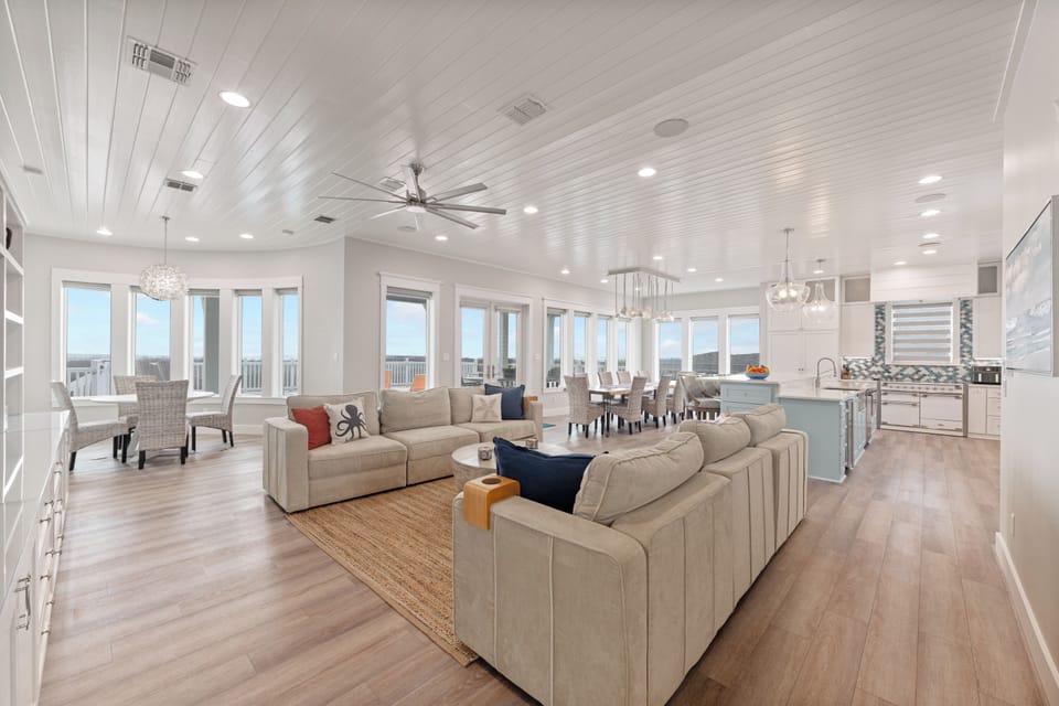 SECOND FLOOR 
LIVING 