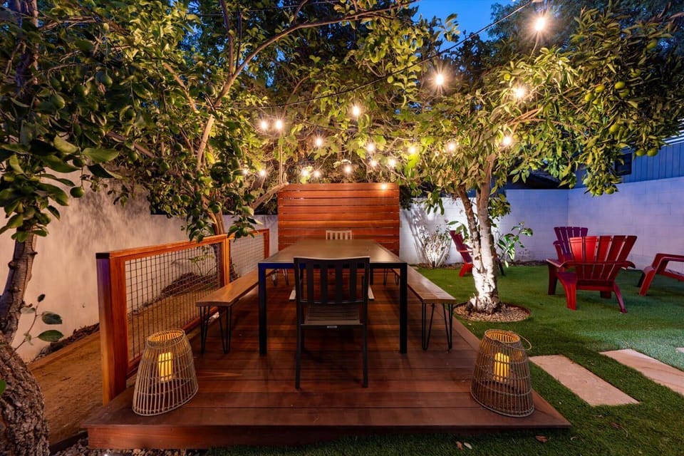 Beautiful outdoor dining space for dining under the trees as a group with family and friends :) Seats 10 