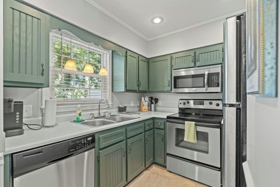 All modern appliances to make meal preparation a breeze.