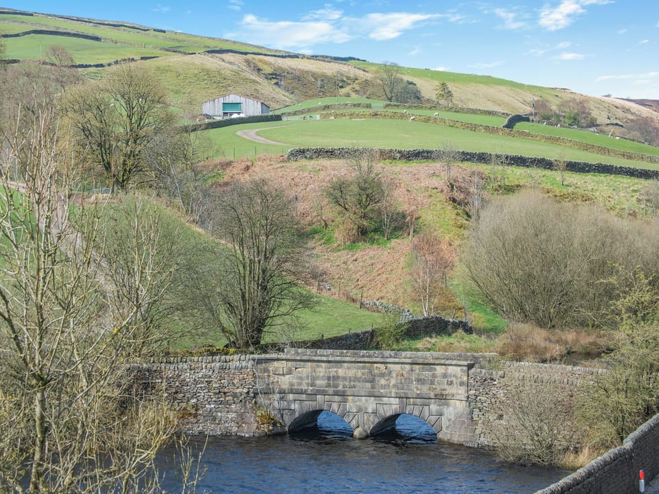 Setting | Keepers Hide - Wuthering Huts, Oldfield, near Keighley