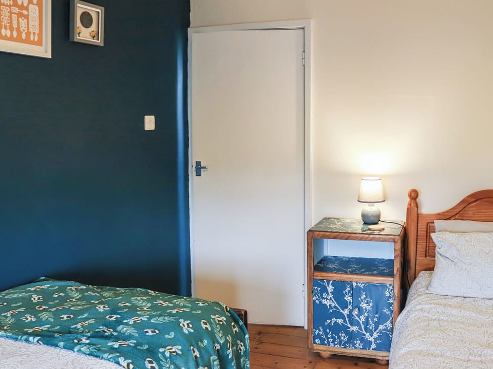 Twin bedroom | Carols Cottage, Llanrug, near Caernarfon