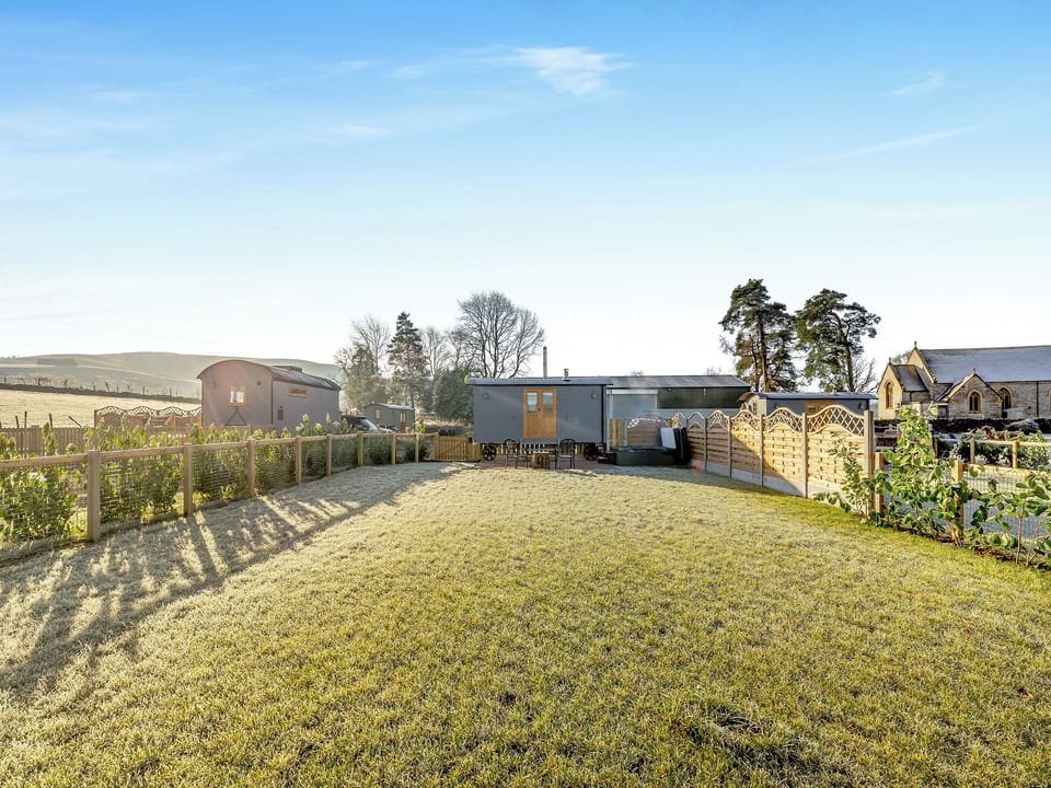 Setting | Rose - Llawrllan, St Harmon, near Rhayader