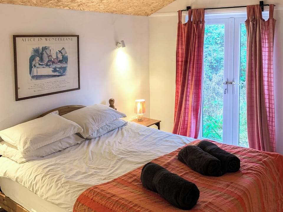 Double bedroom | The Organic Cabin - Feltham&rsquo;s Farm, Horsington Marsh, near Templecombe