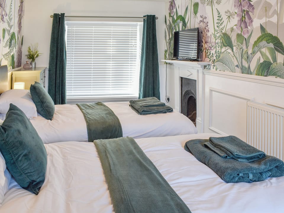Twin bedroom | White Horses - White Cottages, Newborough 
