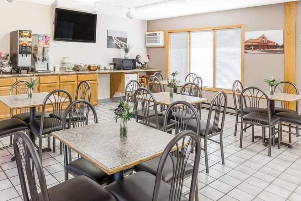 Grab breakfast and plan your day in this casual space.
