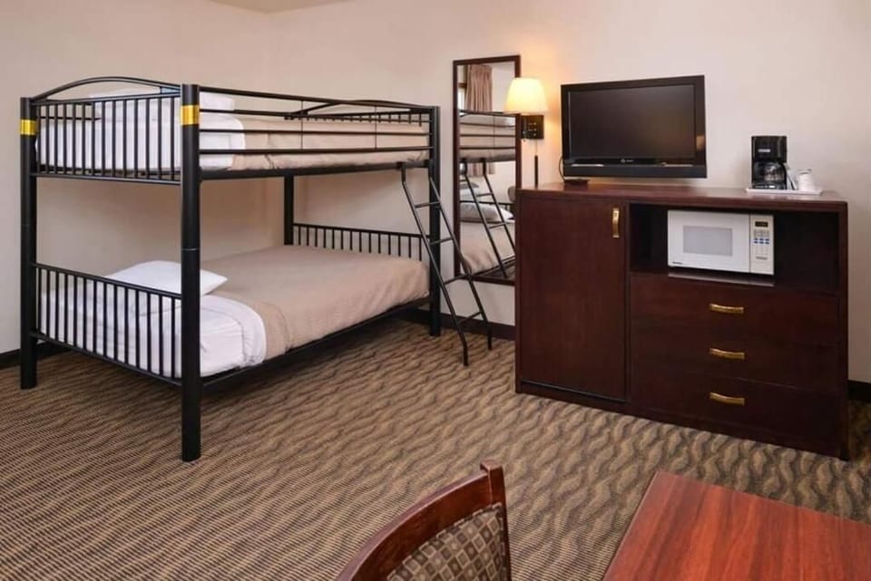 Unit with 2 Queen beds and 1 Bunk bed. Exact unit will be assigned upon arrival. Views, colors, and decor may vary.
