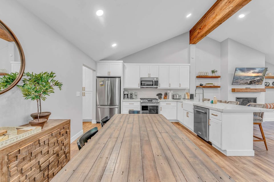Kitchen and dining room: Well-equipped kitchen, updated appliances, 7-person dining table
