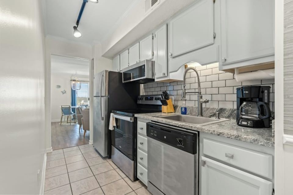 All modern appliances to make meal preparation a breeze.