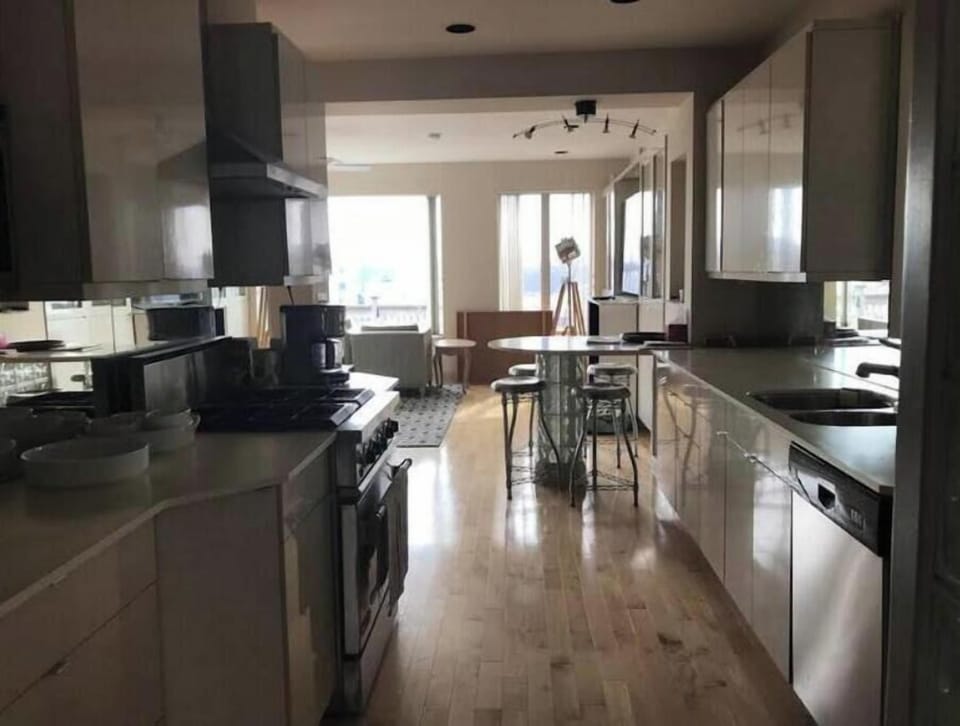 Full kitchen