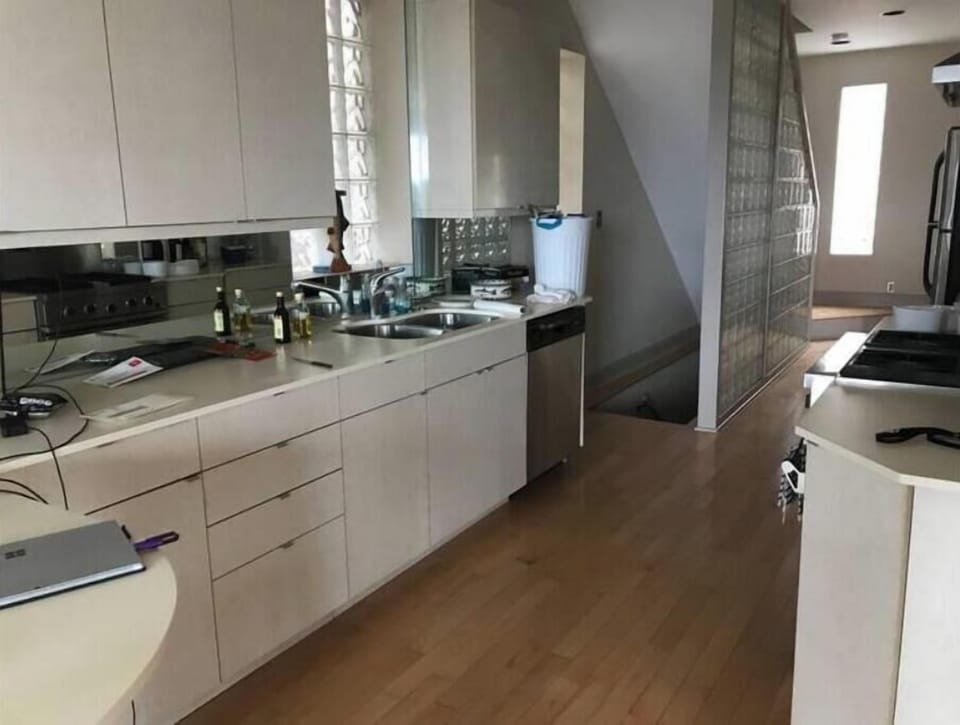 Full kitchen - stairs to lower level
