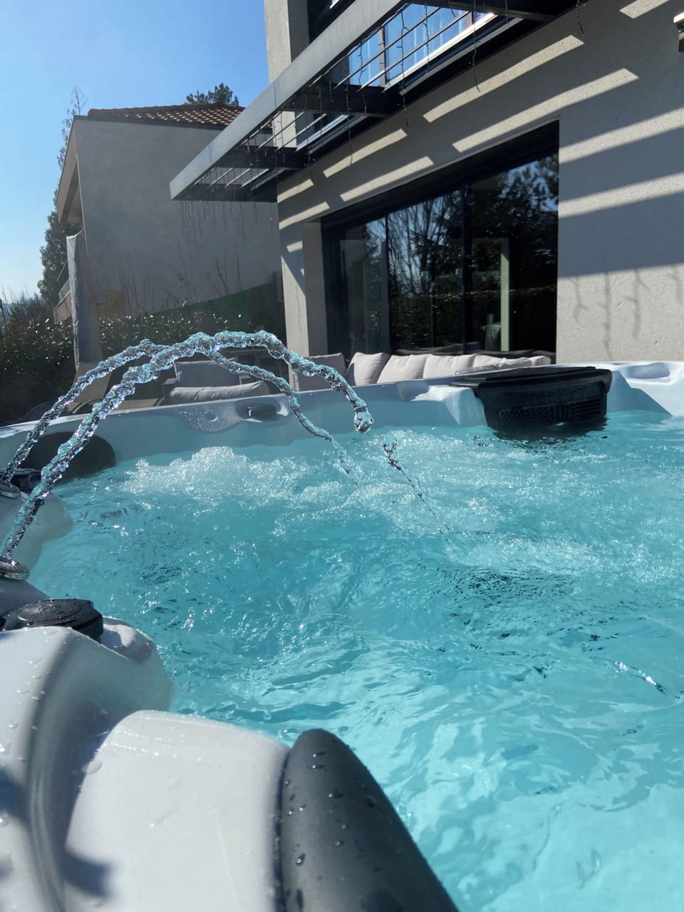 Outdoor spa tub