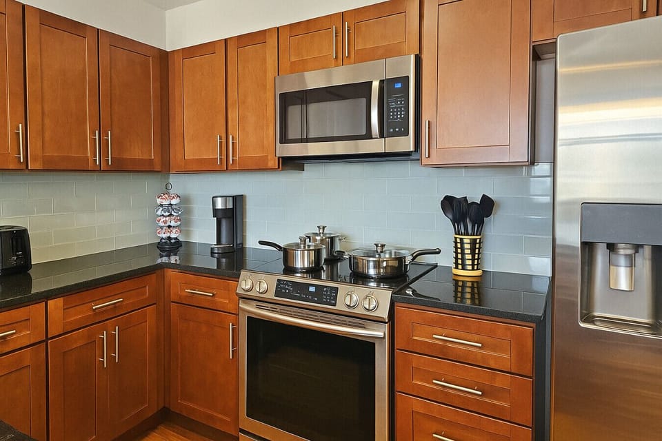 Fully Equipped Kitchen – Modern Appliances, Cookware, and Coffee Station for a Comfortable Stay
