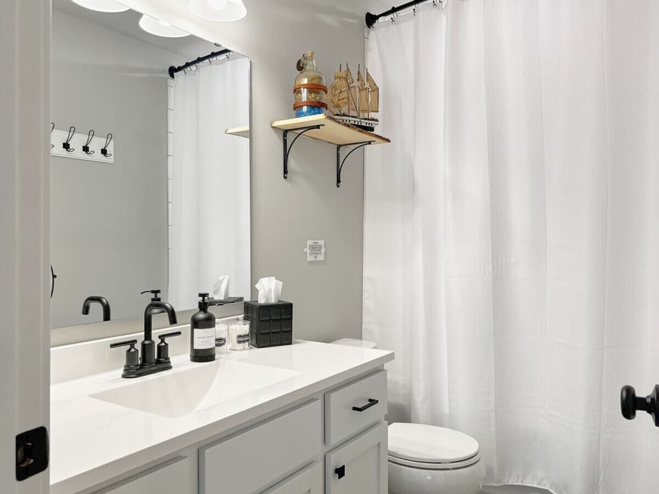 Primary Ensuite - Shower/Tub - Upstairs