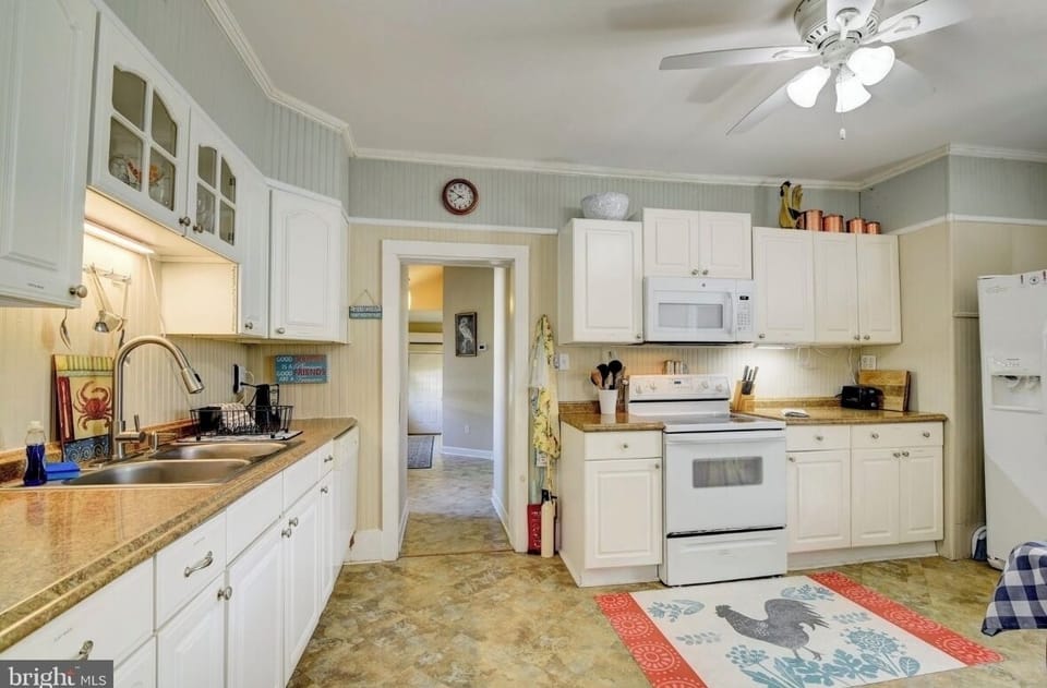 Large Farm house kitchen with everything you need to cook big meals.