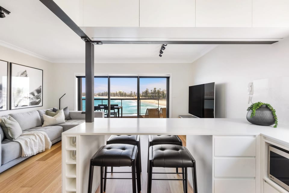 Four-seat breakfast bar and integrated wine fridge
