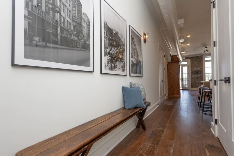 Entryway: Scenic art and natural light enhance your welcome experience in stylish surroundings!