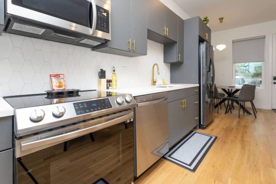 Modern Kitchen: Sleek countertops and stylish appliances perfect for culinary adventures!