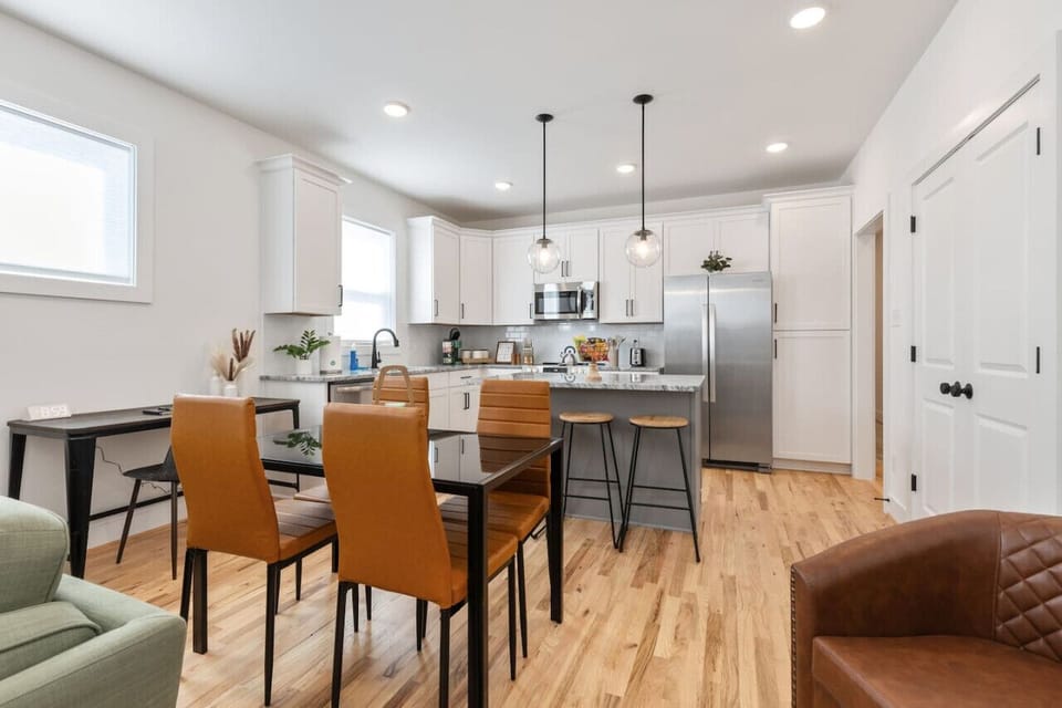 Dine in style with seating for 4 in this well-lit, modern space. Grab a quick bite at the kitchen island or enjoy snacks from our complimentary basket while you work at the adjacent desk space.