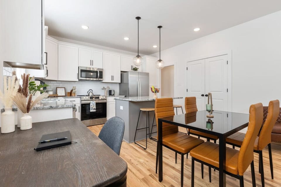 Dine in style with seating for 4 in this well-lit, modern space. Grab a quick bite at the kitchen island or enjoy snacks from our complimentary basket while you work at the adjacent desk space.