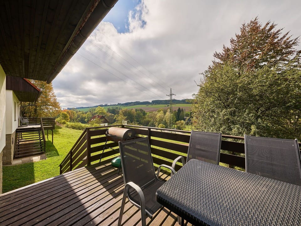 Cottage, Hardwood, Wood Stain, Lawn, Handrail, Bed Frame, Farmhouse, Plank, Balcony, Backyard