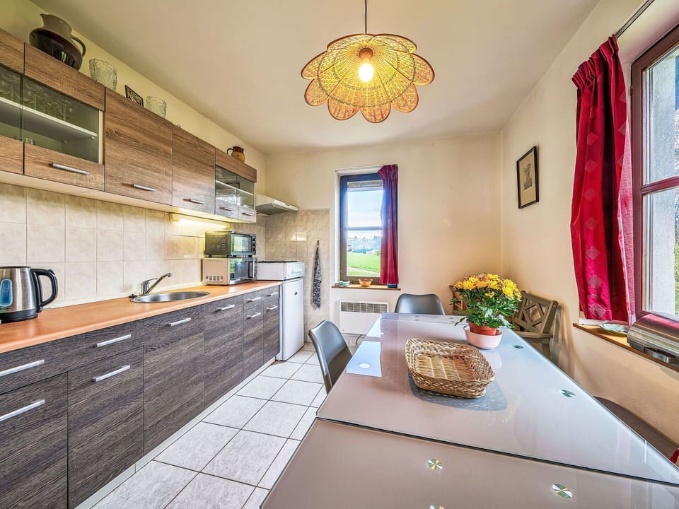 Furniture, Flooring, Interior Design, Floor, Kitchen & Dining Room Table, Home, Kitchen, Countertop, Ceiling, Apartment