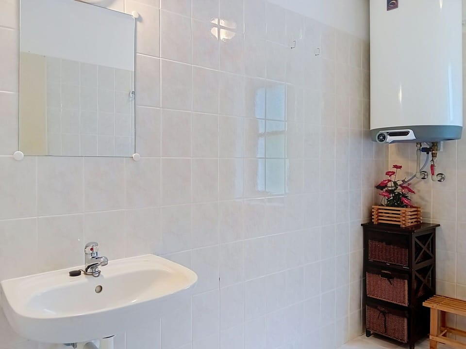 Plumbing Fixture, Bathroom Sink, Bathroom, Flooring, Sink, Floor, Tap, Interior Design, Plumbing, Room