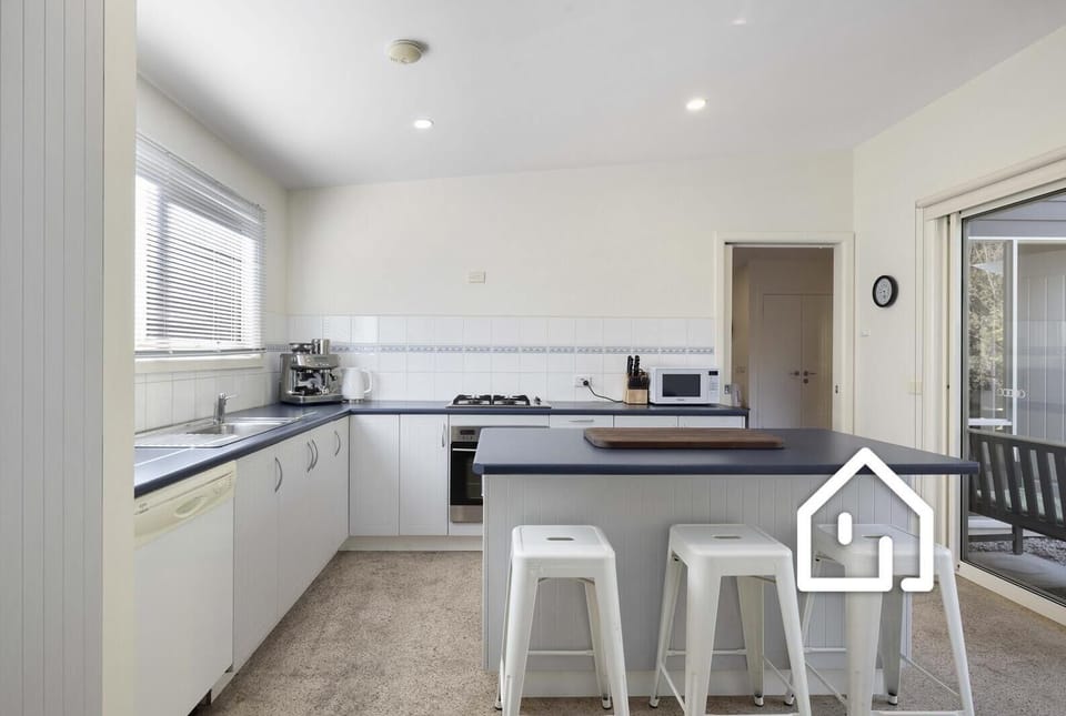 Central fully equipped kitchen with breakfast bar for three