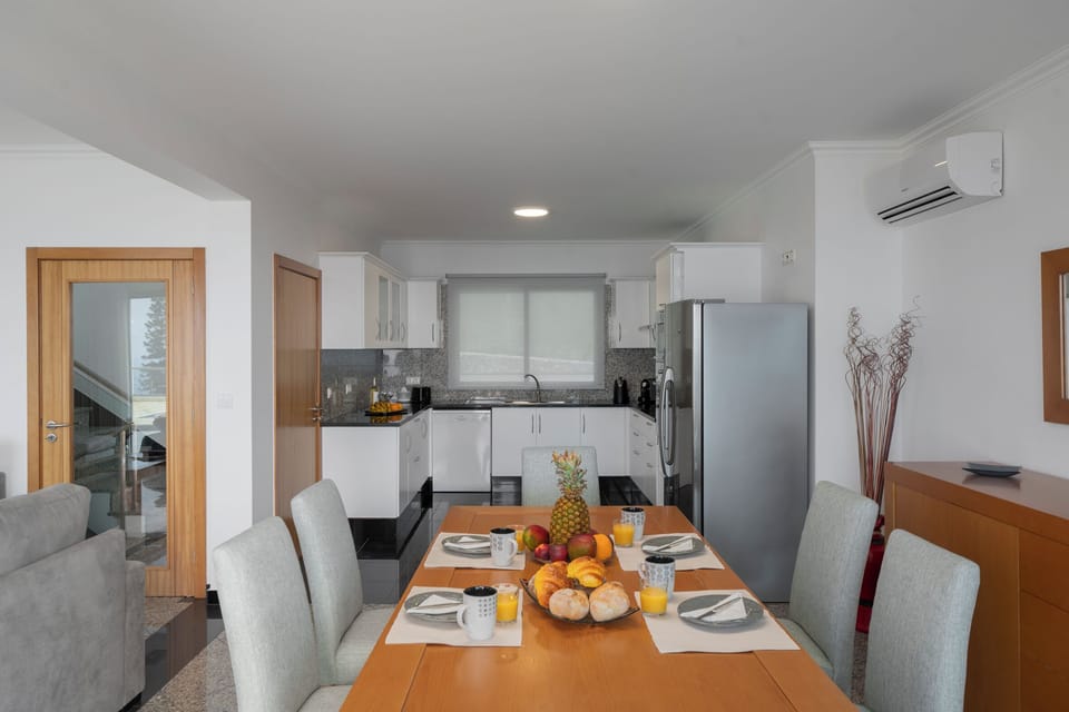 The Dining Area And Kitchen Opf Atlantic Sunset Villa In Funchal By Ourmadeira