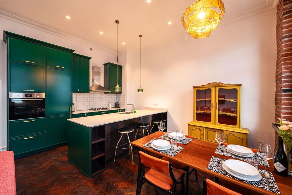 Kitchen with Oven and Dining Area | Book Now with RENTUJEMY.COM