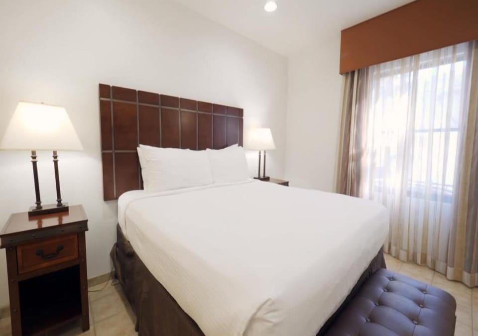 Unit with 1 King size bed. Exact unit will be assigned upon arrival. Views, colors, and decor may vary.