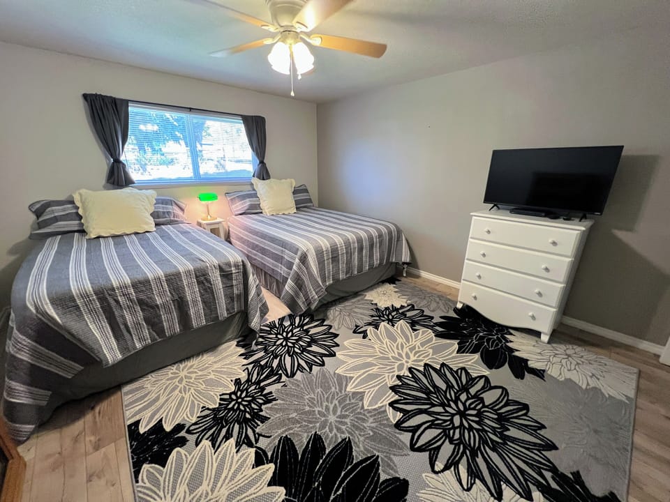 Second bedroom w/Queen and Full beds. 